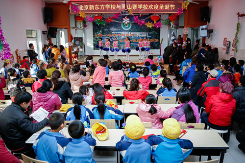 北京新东方学校与黑山寨学校欢度圣诞节