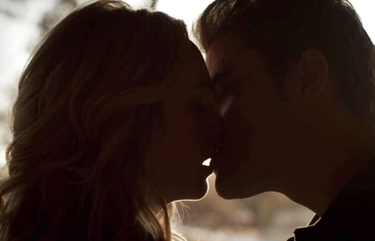 盘点《吸血鬼日记》Stefan&Caroline8年感情有爱瞬间