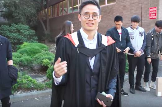 悉尼中国留学生毕业典礼向女友求婚 场面感人