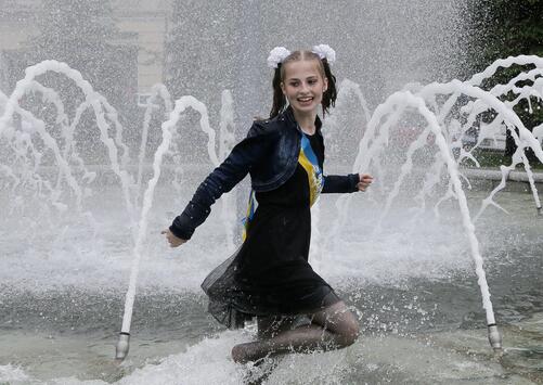 乌克兰中学生跳入喷水池庆祝“最后的铃声”