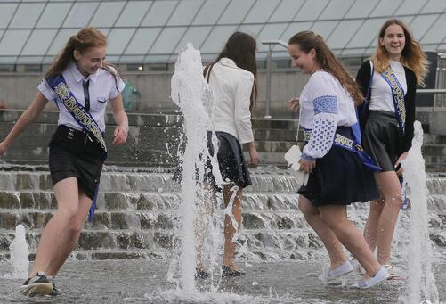 乌克兰中学生跳入喷水池庆祝“最后的铃声”