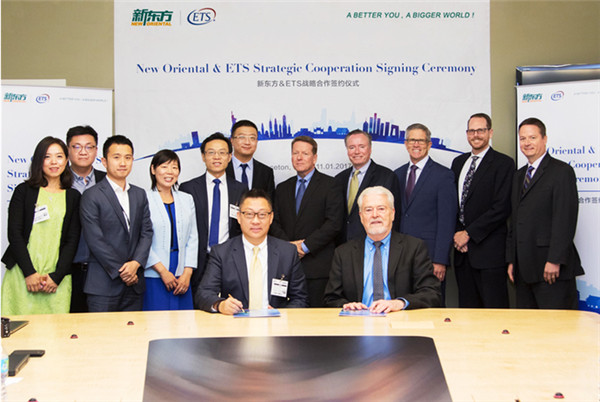 新东方CEO周成刚与ETS总裁兼CEO麦克唐纳签署新合同
