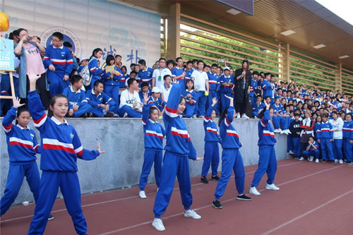 雅礼实验中学爱心义卖活动现场才艺表演