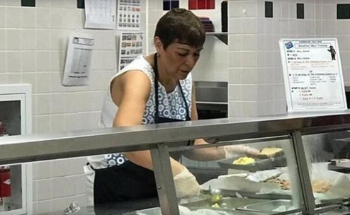 德克萨斯州学校校长每天给400多名学生做早餐