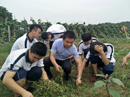 长铁一中：将课堂搬到田间地头