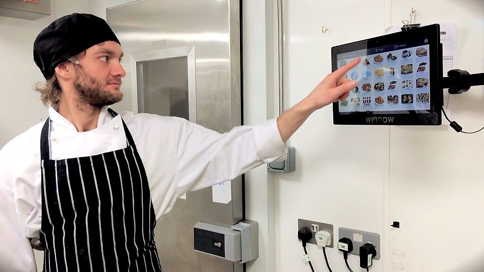 Using smart bin to tackle food waste 给智能垃圾桶称重 减少食物浪费