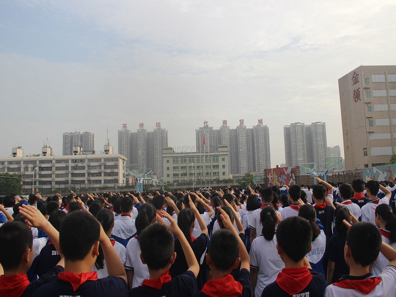 周南雨花中学举办“童心向党”主题升旗活动