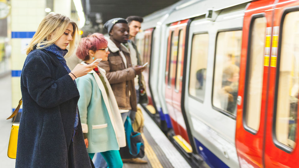 Child announcer on London Underground 伦敦地铁站里的儿童安全播报员