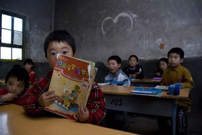 过去40年，中国消灭了91.6万所小学