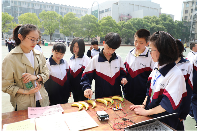 同学们体验科技大篷车项目