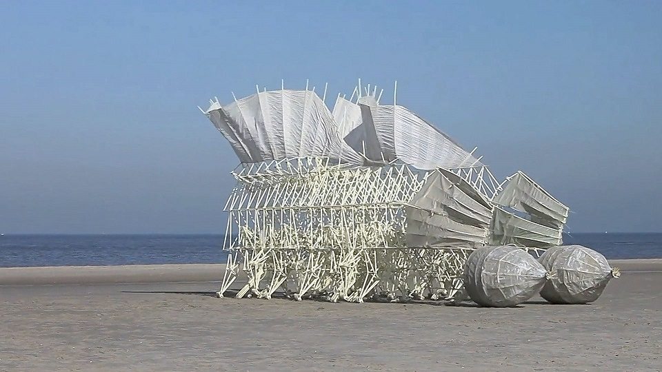 Strandbeests 荷兰艺术家建造 “风力仿生兽”