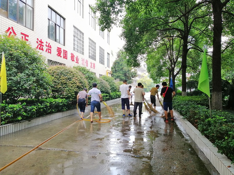 周南雨花中学开展校园清扫活动