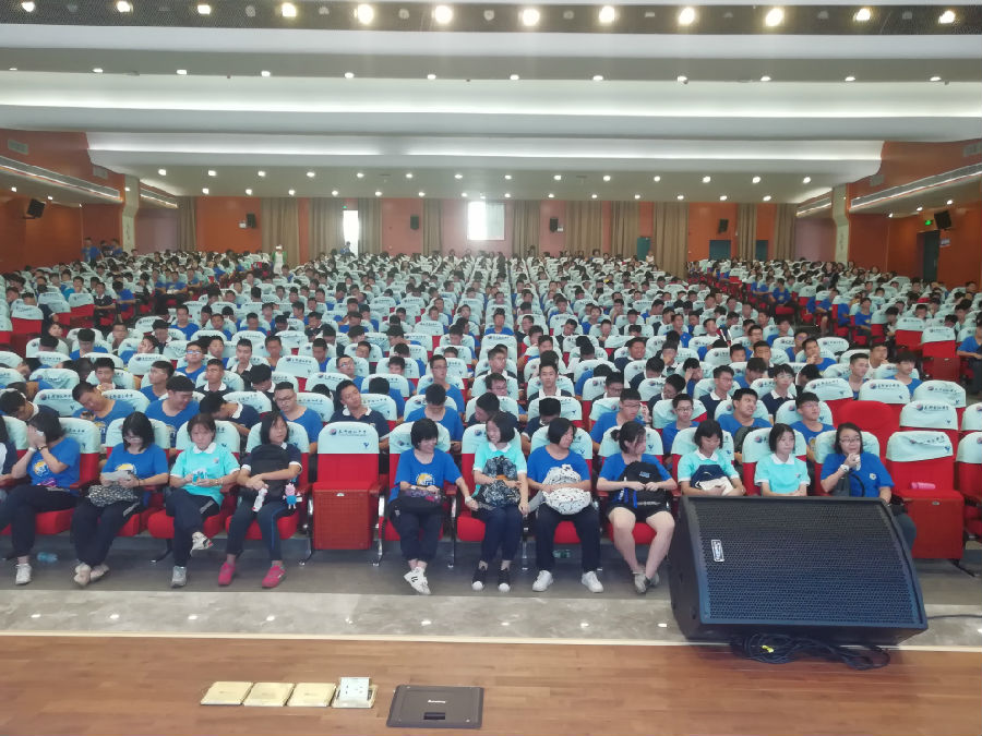 长郡滨江中学2018年下学期寄宿生大会