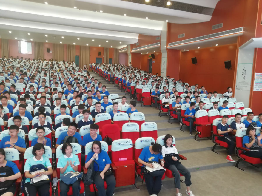 长郡滨江中学2018年下学期寄宿生大会