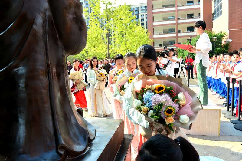 师大附中梅溪湖中学举行孔子铜像揭幕仪式