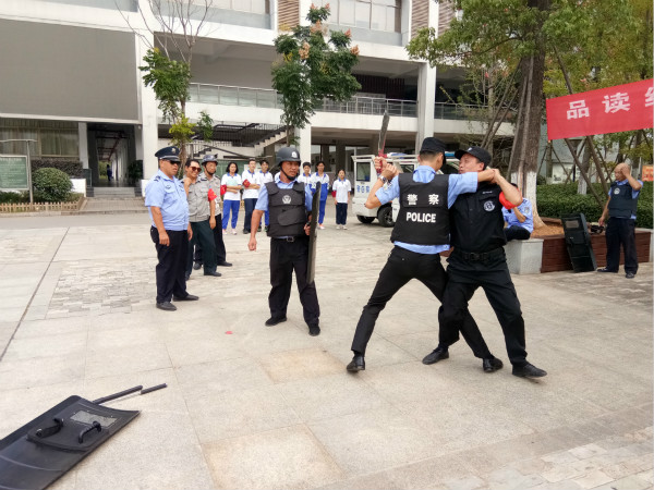 长沙艺术实验学校举行反恐防暴演练