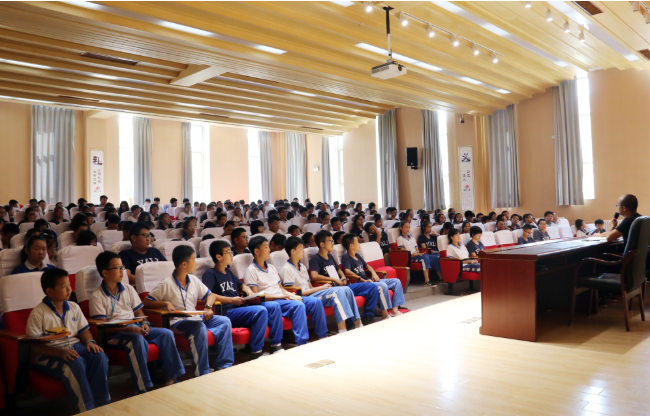 怡雅中学召开2018年下学期走读生安全工作会议