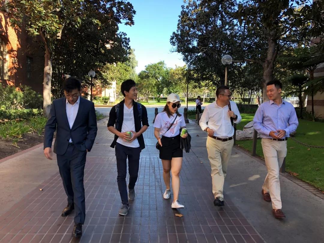 新东方CEO周成刚与美国南加大中国留学生交流 新东方CEO周成刚与美国南加大中国留学生交流