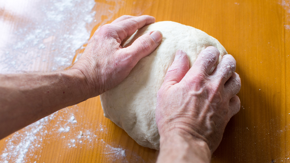 Cooking classes for elderly men 专为老年男性开设的烹饪班