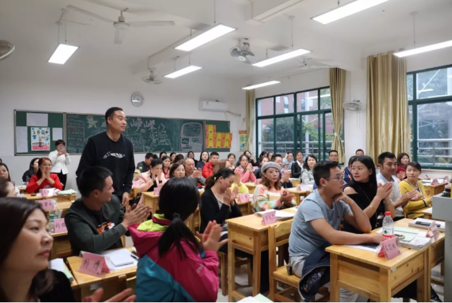 家校同心，师生同行：雅礼实验中学举行初一年级开学典礼