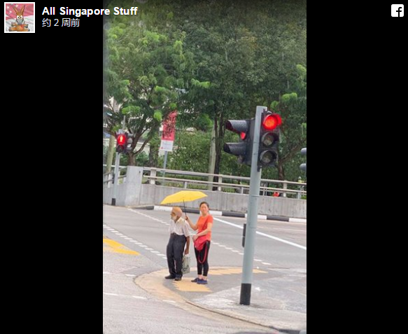 中国姑娘路边为陌生大爷撑伞，被国外网友疯狂点赞！