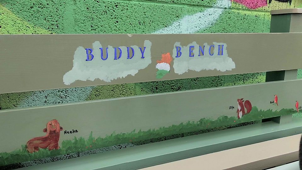 Using Buddy Benches to improve mental health 用 “好友长凳” 改善儿童心理健康