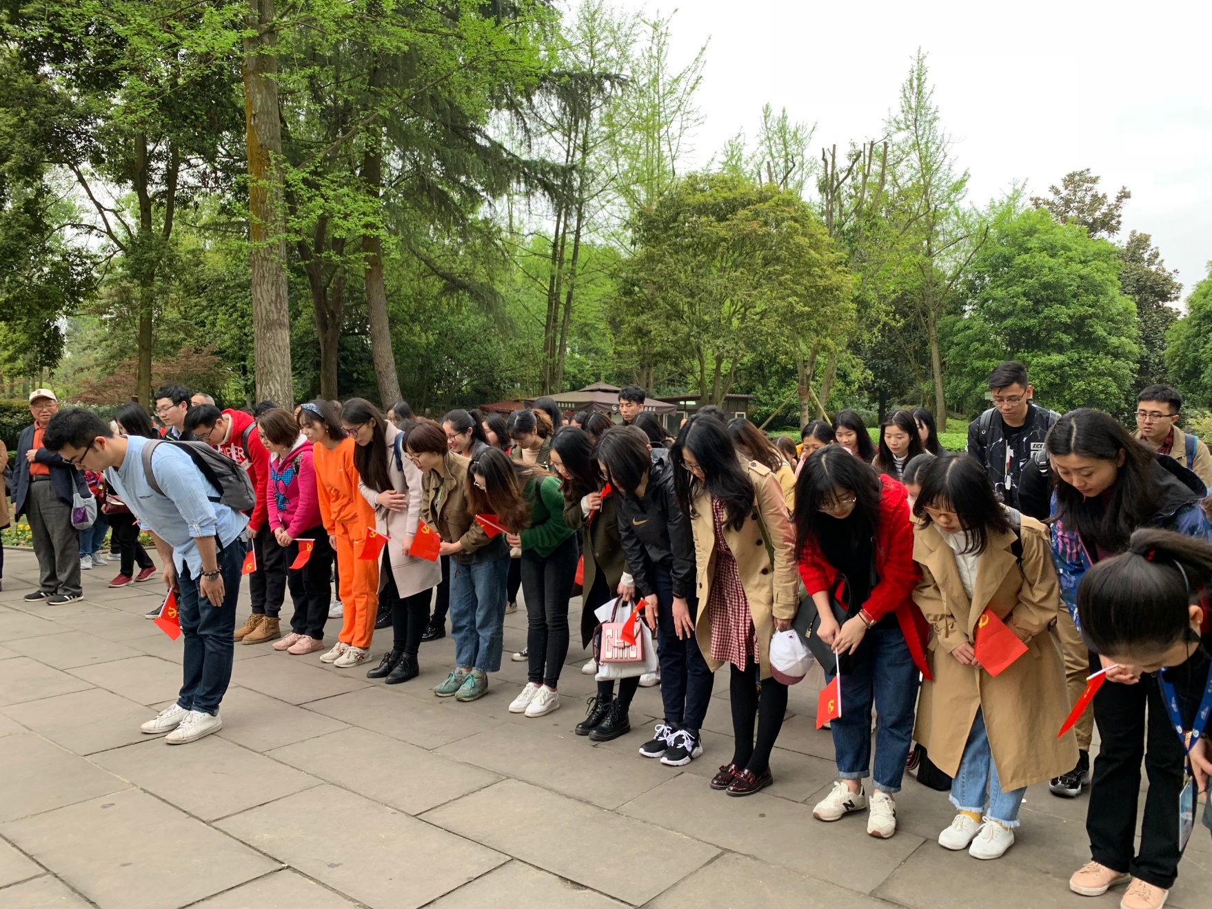 全体党员向邓小平铜像三鞠躬，表达缅怀之情