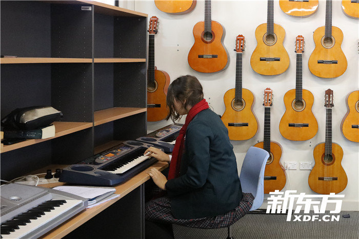 斯黛拉玛瑞女子中学乐器室——每个学生都要选一门乐器