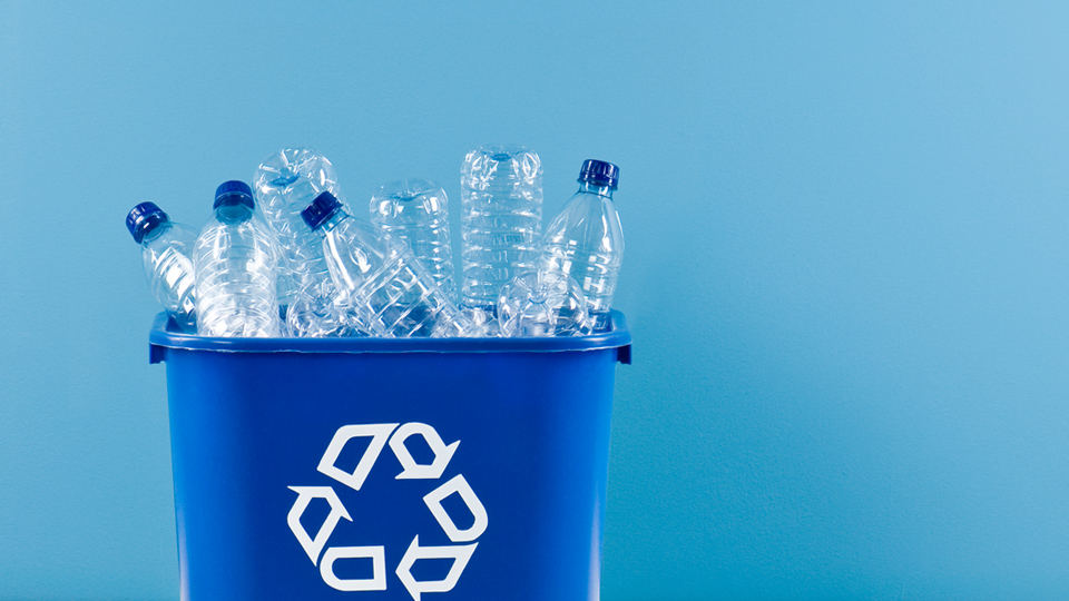Turning plastic waste into sportswear 把塑料垃圾变成运动服装