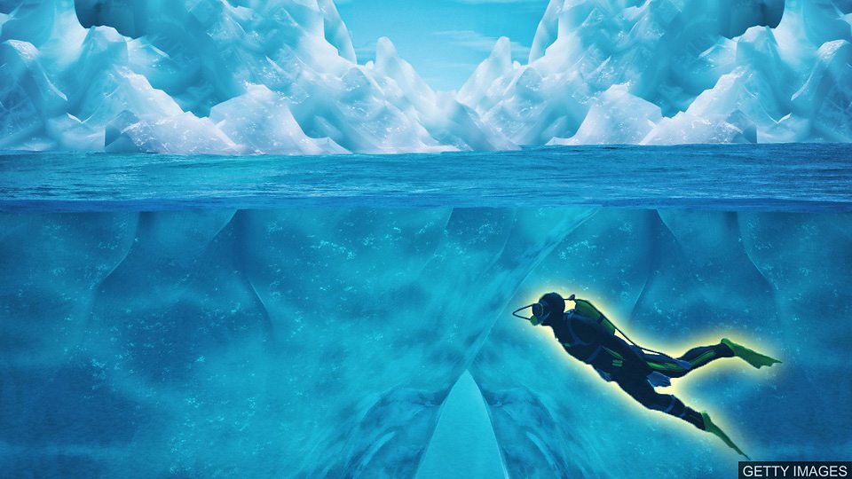 The woman who swims inside icebergs 在冰山里游泳的女潜水员