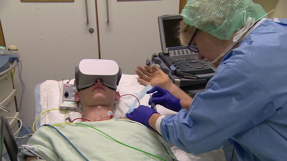 Taking the stress out of surgery 虚拟现实技术帮助减轻病人手术中的焦虑