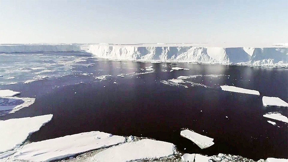  南极冰川加速消融 Melting glacier