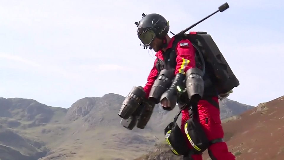  英国测试能让医护人员 “飞” 向患者的喷气式飞行服Jet pack medics to the rescue