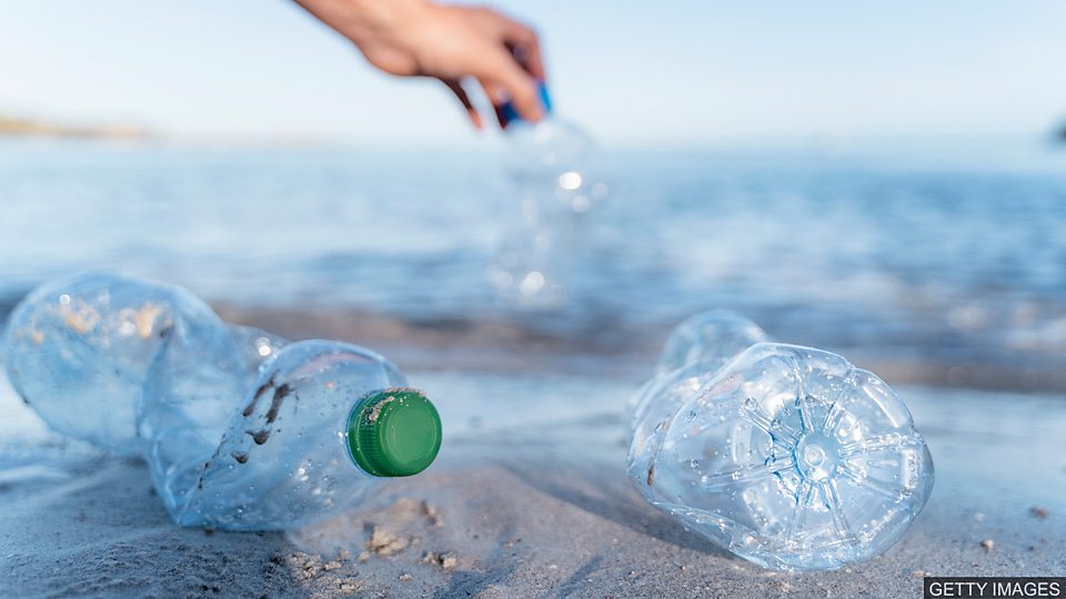  志愿者清理南非海滩塑料垃圾 Tackling a tide of plastic