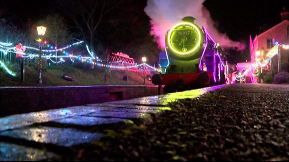  圣诞炫彩灯光照亮英国铁路 Lighting up the railway for Christmas