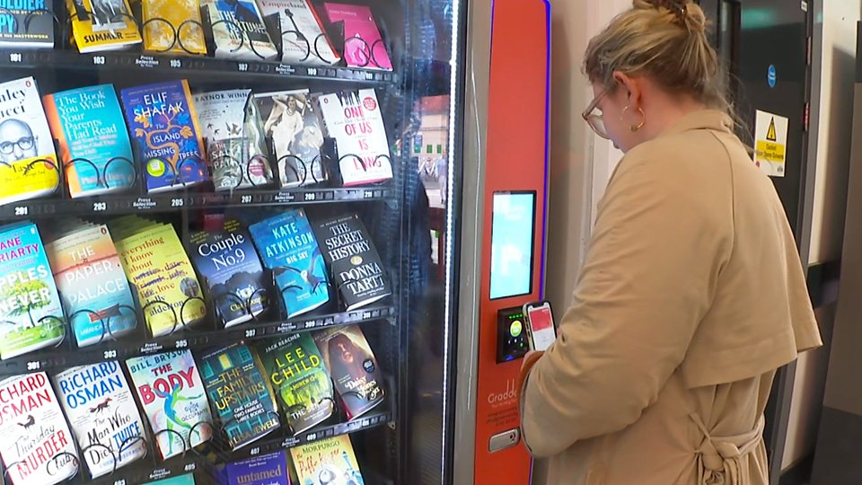  自动售书机在英国火车站正式启用 Book vending machine unveiled at train station