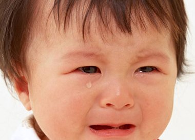 小孩怕黑应警惕患有夜盲症