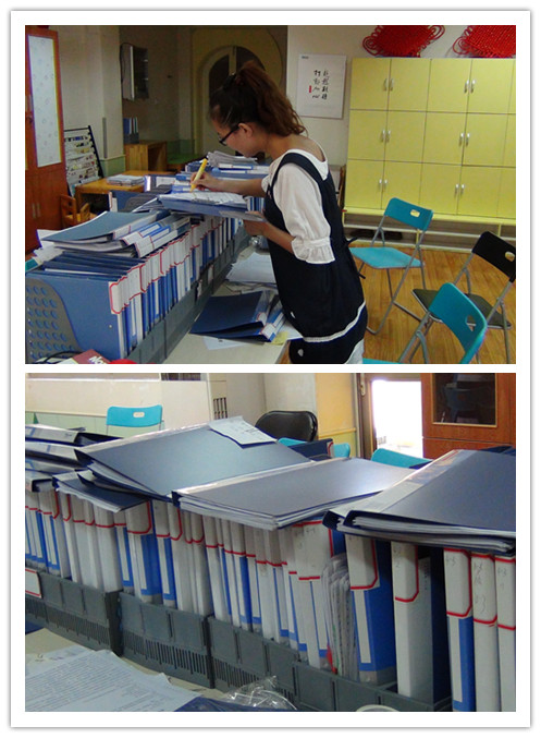 资料管理员在认真的查阅资料