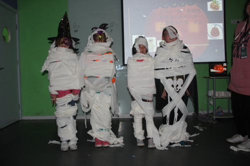 襄阳新东方学校 学校活动 > 文章正文 在"diy"木乃伊"游戏中,不同小组