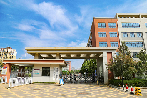 昆明市呈贡区驼峰街与景明北路交汇处西南侧2023年,云南民大附中由一